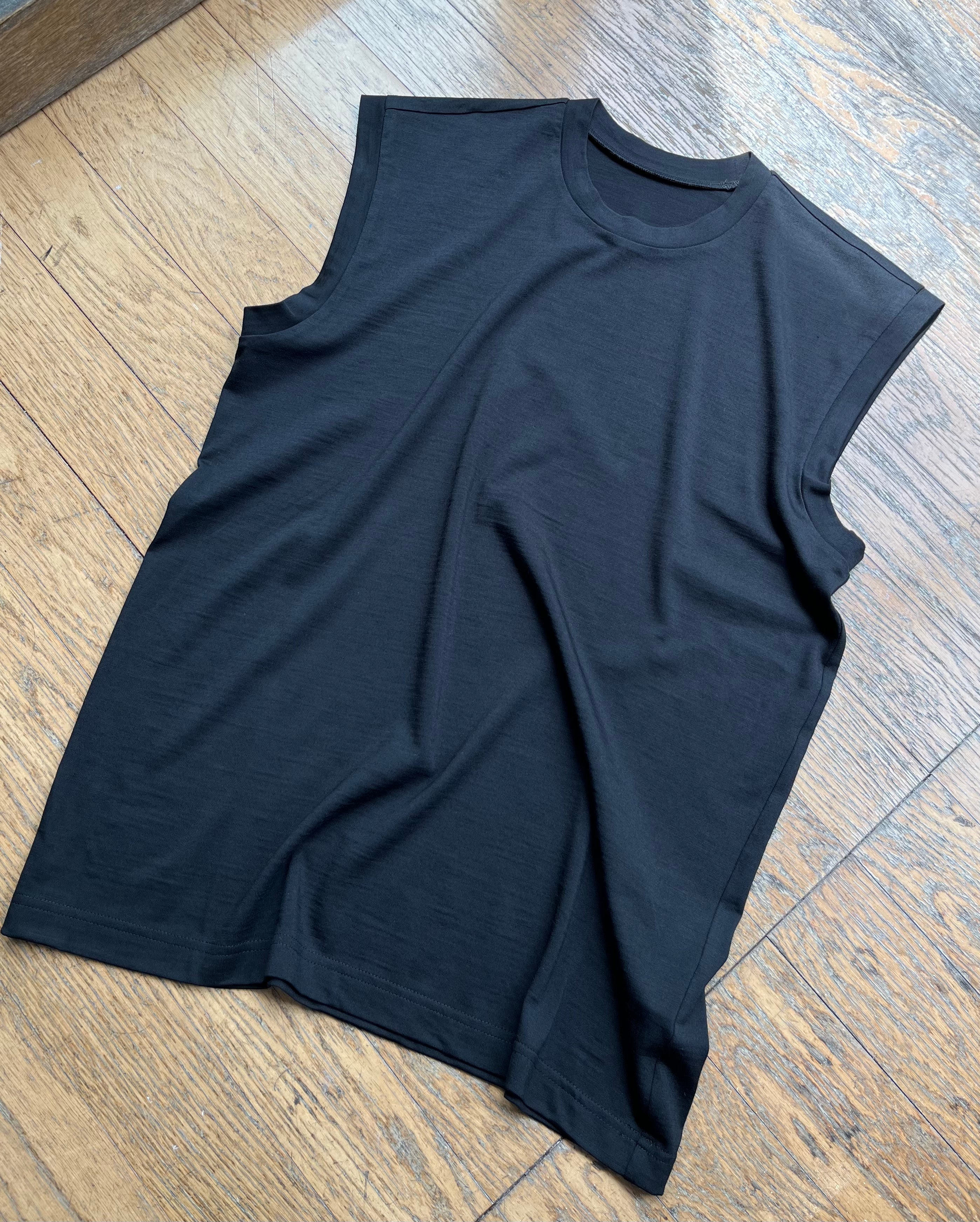 ［un /unbient] WASHABLE WOOL NO-SLEEVE TEE