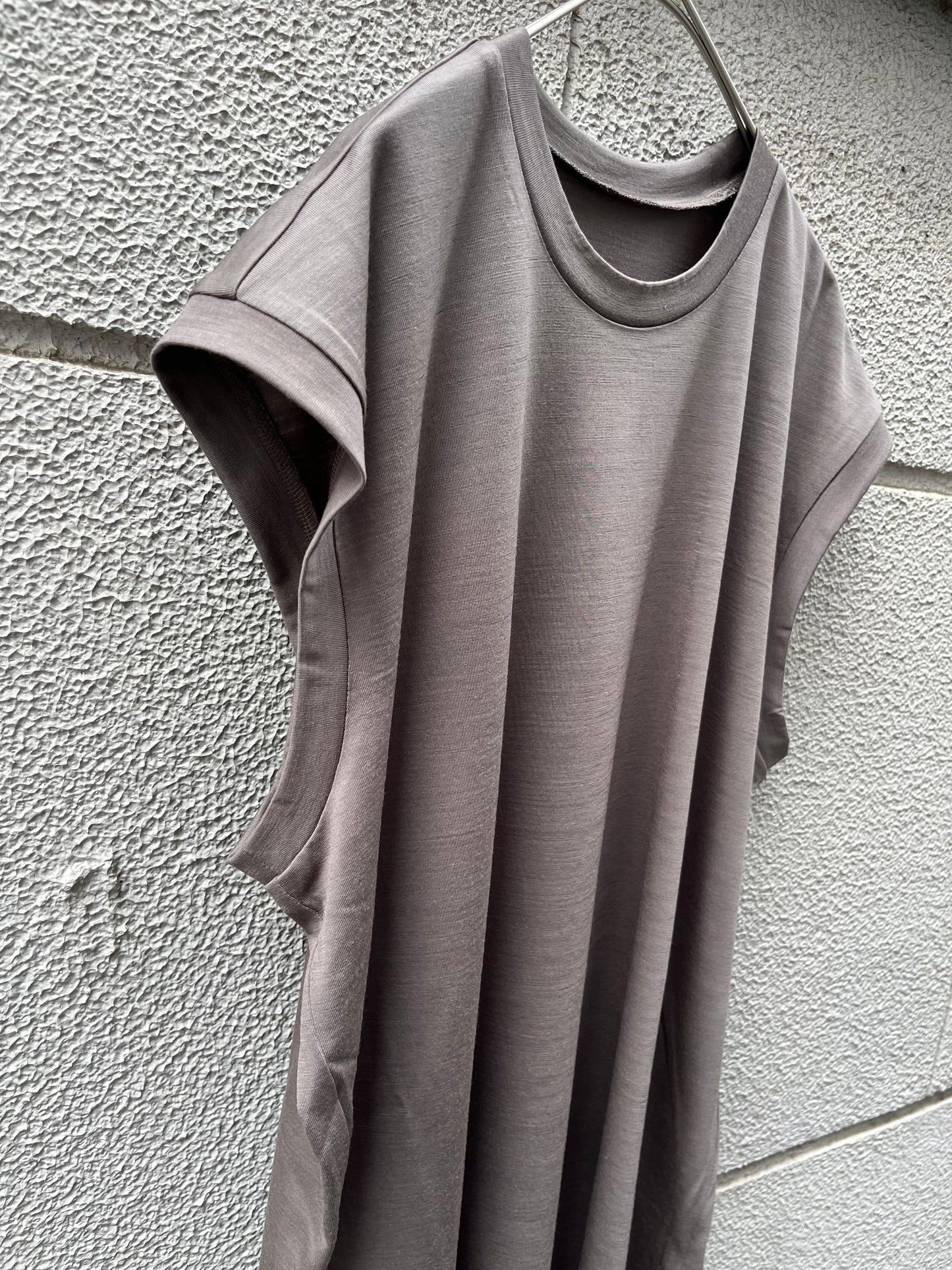 ［un /unbient] WASHABLE WOOL NO-SLEEVE TEE