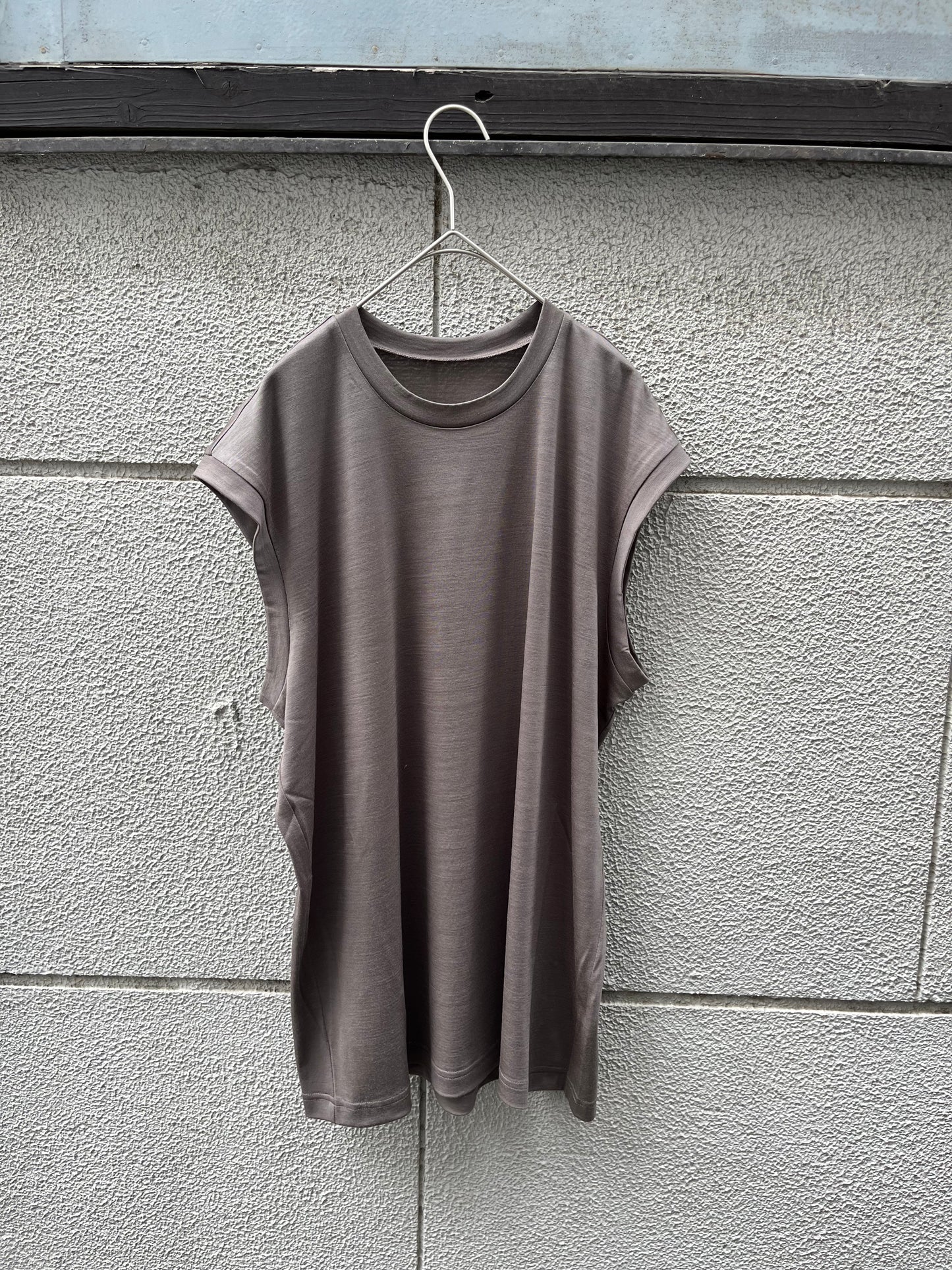 ［un /unbient] WASHABLE WOOL NO-SLEEVE TEE