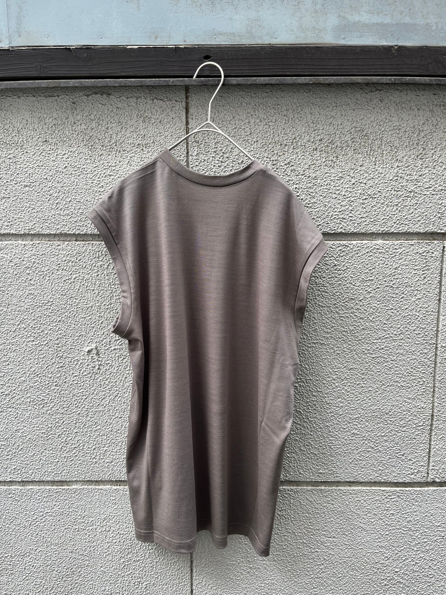 ［un /unbient] WASHABLE WOOL NO-SLEEVE TEE